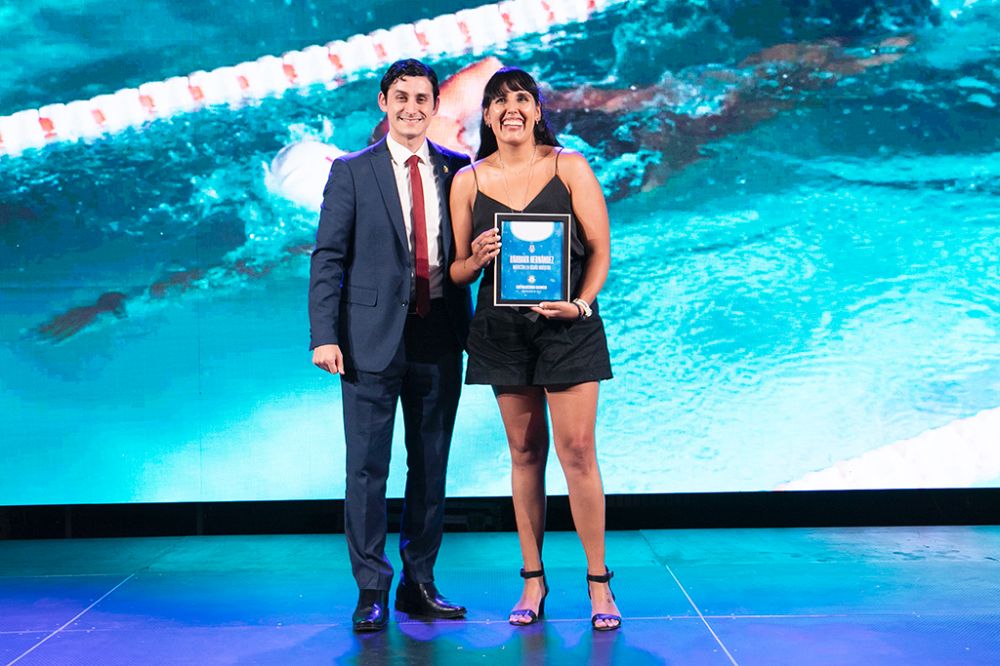 El reconocimiento «Egresada Destacada 2025» recayó en Bárbara Hernández. 